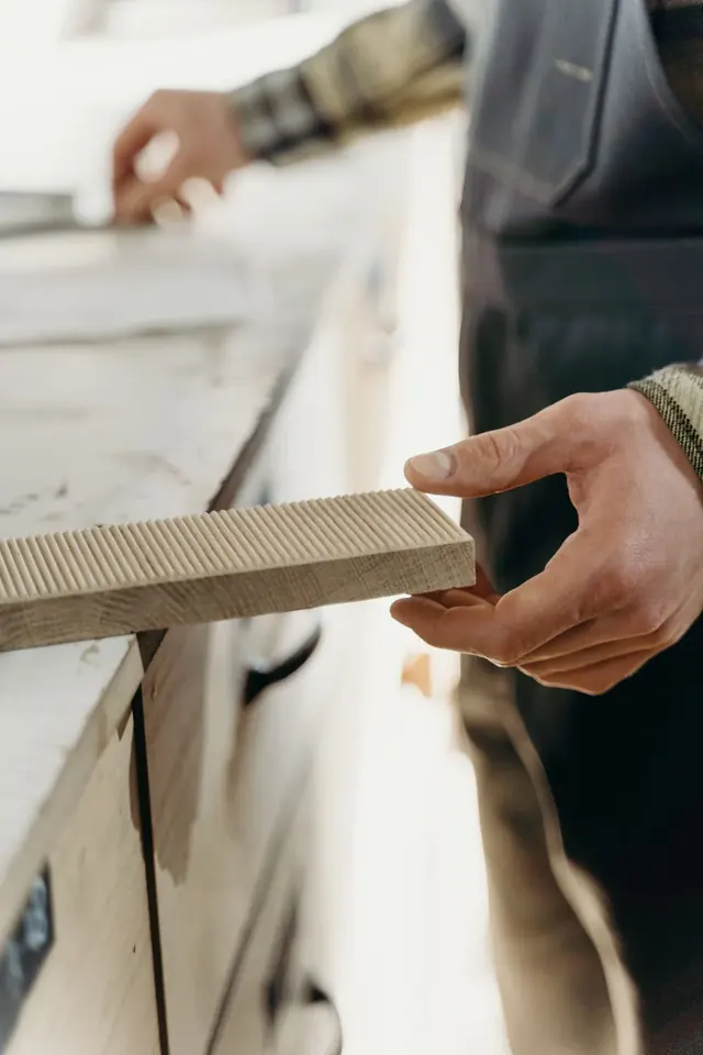 Travail du bois en atelier, illustration du savoir-faire artisanal